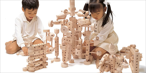 くむくむはジョイント棒を使って積み木を組み立てる、「組み木」の童具です