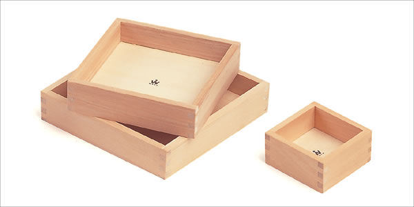 パターンケースは箱としてだけでなく積み木の土台として遊びにも使えます