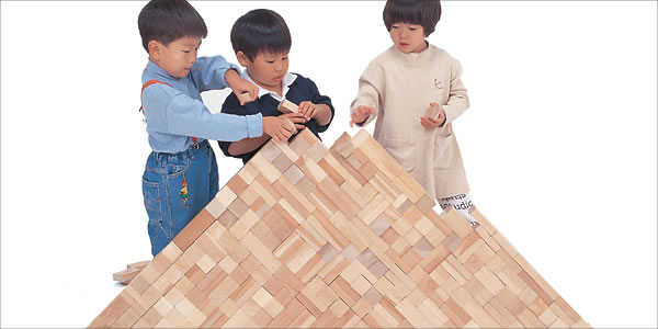WAKU-BLOCKは子どもの創造力を全開する積み木です