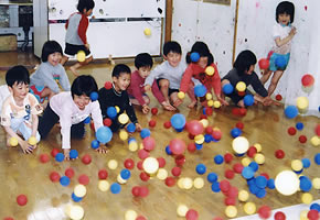 幼稚園・保育園でたくさんのボールを使って遊びます