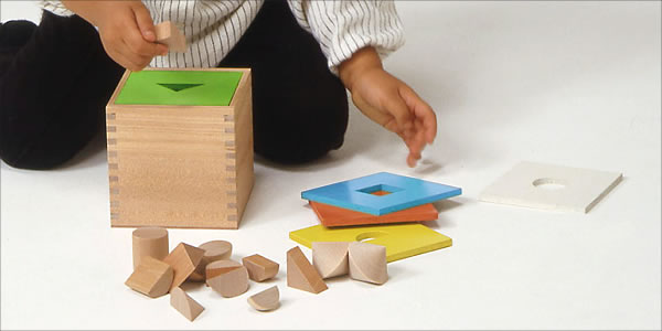 カッティングボックスは「穴落とし」遊びのをしながらかたちの関係性を紐解く童具です