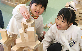 幼稚園・保育園で遊ぶ集団用積み木、集団WAKU-BLOCK45のご紹介